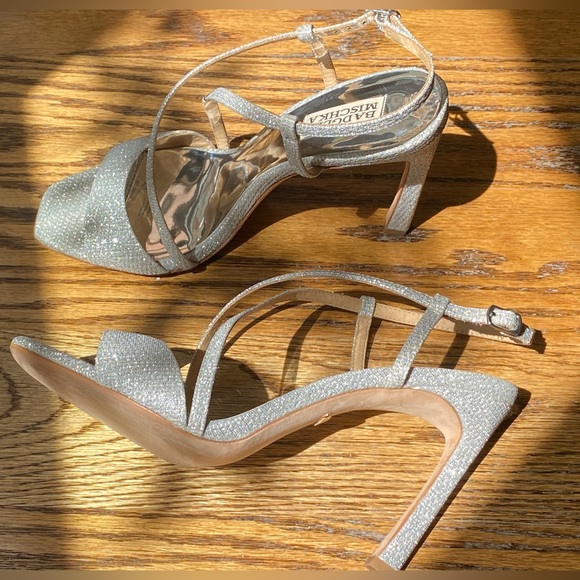 Badgley Mischka Gorgeous Women’s Silver Fabric Cross Strap Ebiza Pumps Size 9 - Picture 2 of 11